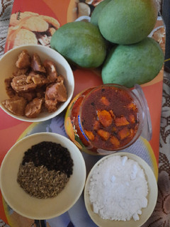 ગોળ કેરીનું અથાણું (Gol Keri Athanu Recipe In Gujarati) રેસીપી મુખ્ય ફોટો