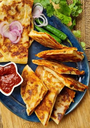 আলু শেজওয়ান কুলচা (Aloo Schezwan Kulcha recipe in Bengali) রেসিপির প্রধান ছবি