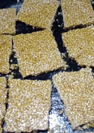 A picture of Til ki chikki.