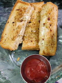 ચીઝ ગર્લિક બ્રેડ સેન્ડવીચ (Cheese Garlic Bread Sandwich Recipe In Gujarati) રેસીપી મુખ્ય ફોટો
