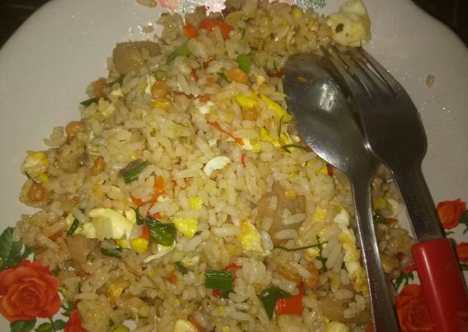 Cara mudah memasak Nasi Goreng bumbu indomie yang lezat