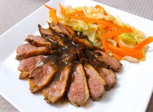 Hình của món Ức vịt sốt tiêu đen.