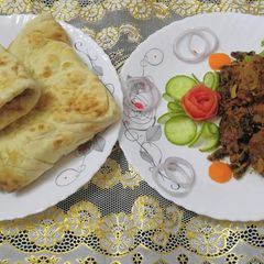 A picture of Karelay Gosht. and Roti.