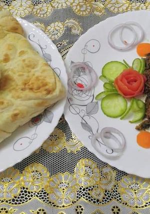 A picture of Karelay Gosht. and Roti.