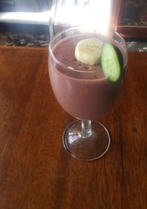 A picture of Banana & avacado smoothie with strawberry flavour.
