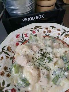 Una foto de Pollo con brócoli y coliflor
