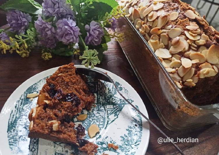 Carrot cake with dried blueberry