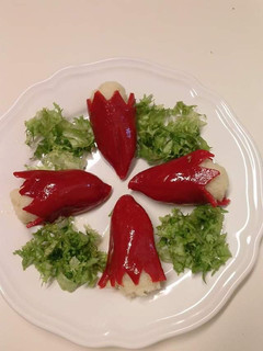 Una foto de Pimientos del piquillo rellenos de brandada de bacalao