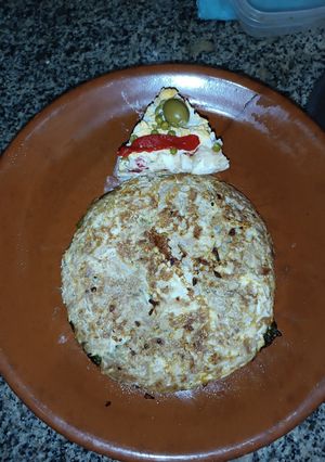 Una foto de Tortilla de bonito con pimientos verdes