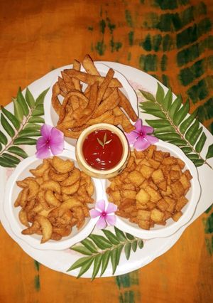 थ्री शेप नमकपारे (काजू शेप, मिनी नमकपारे, लम्बे नमकपारे)(three shape namakpare recipe in hindi) रेसिपी मुख्य फोटो