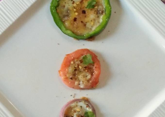 Eggs in Onion Capsicum Tomato Ring