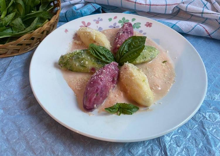 Gnudi tricolori in salsa rosa