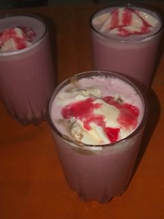 વેનીલા એન્ડ રોઝ મિલ્કશેક (Vanilla And Rose Milkshake Recipe In Gujarati) રેસીપી મુખ્ય ફોટો