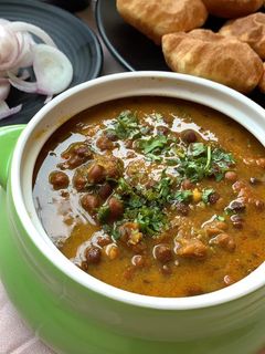 काले चने की सब्ज़ी और पूरी(kale chane ki sabzi aur puri recipe in hindi) रेसिपी मुख्य फोटो