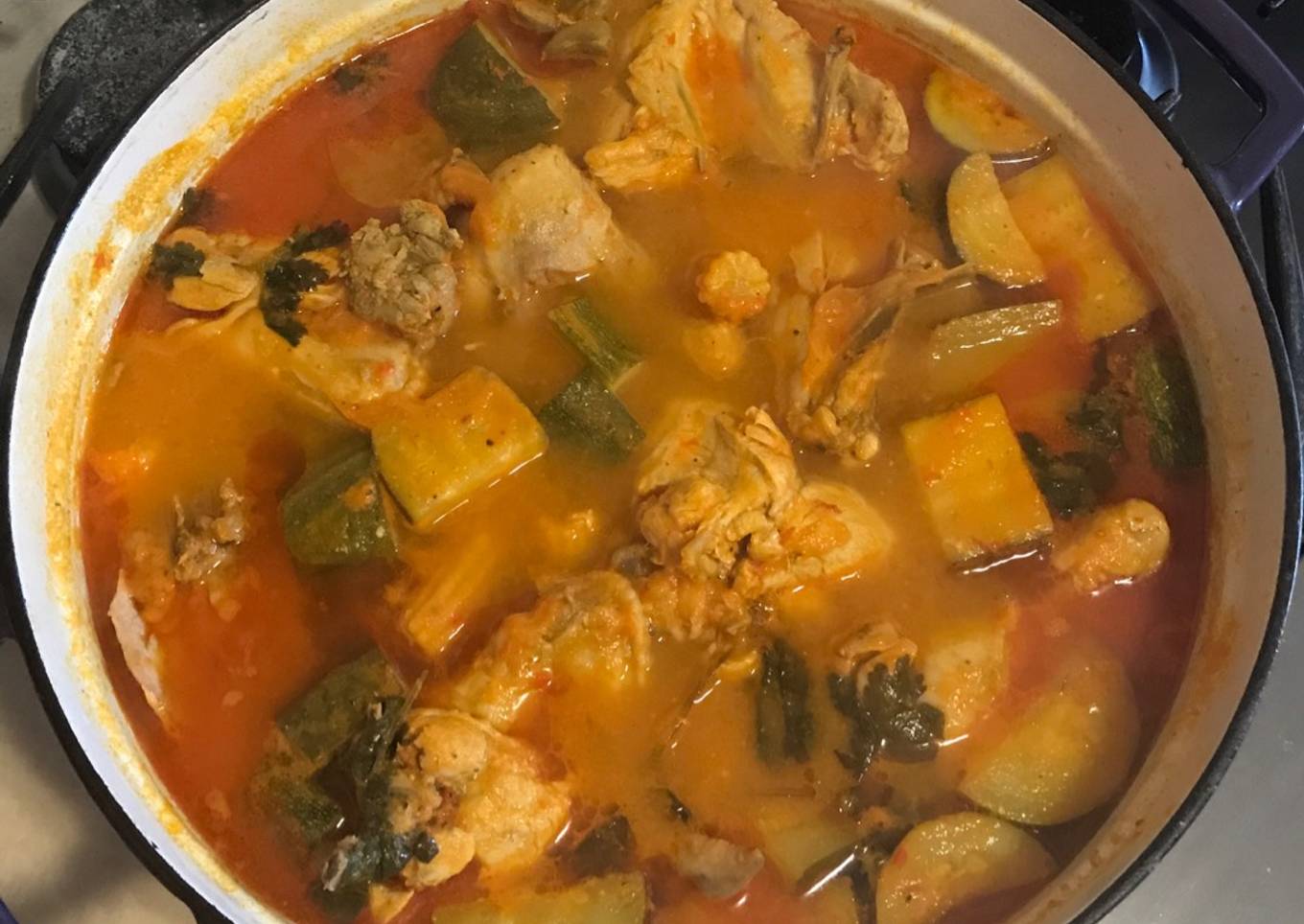 Pollo guisado con vegetales