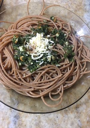 Una foto de Spaghetti integral al pesto