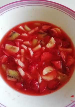 Foto di Macedonia con fragole,kiwi e banana