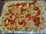 Una foto de focaccia tomate y queso