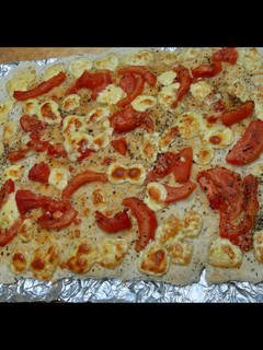 Una foto de Focaccia con tomate, queso y albahaca