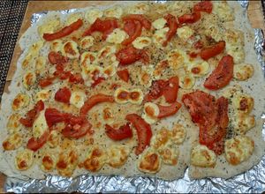 Una foto de Focaccia con tomate, queso y albahaca