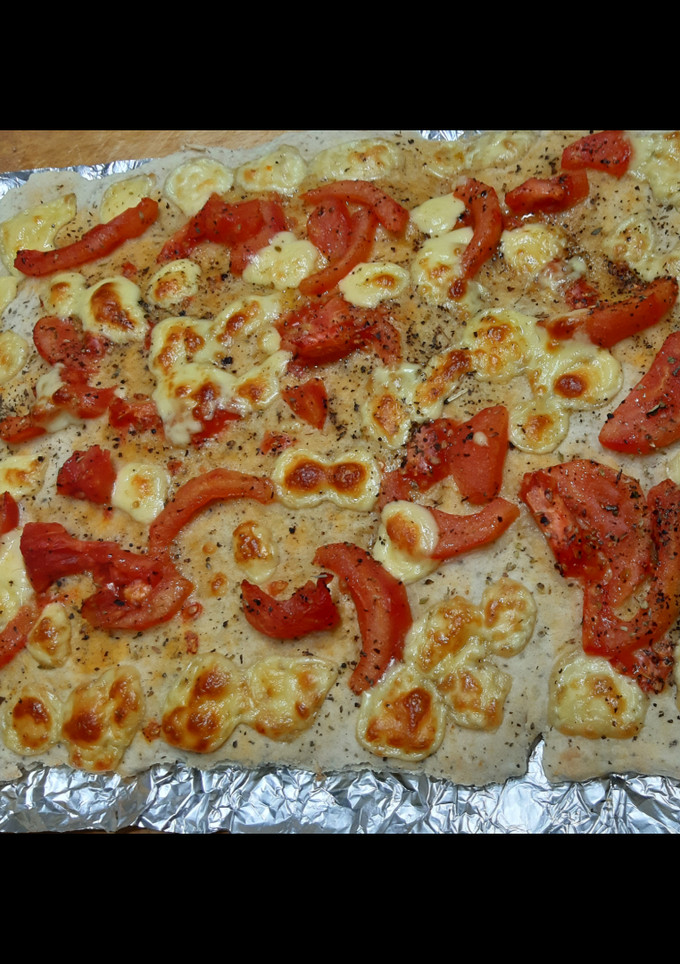 Una foto de Focaccia con tomate, queso y albahaca