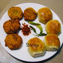 A picture of Vada pav.