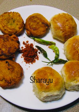 A picture of Vada pav.