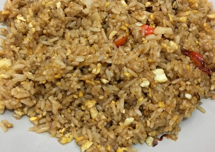 Bagaimana memasak Nasi Goreng Sederhana yang Lezat Sekali
