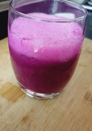 A picture of Dragon fruit fizz.