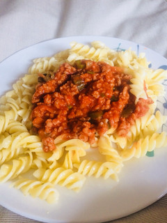 Una foto de Espirales con salsa de tomate y carne de soya