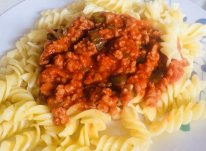Una foto de Espirales con salsa de tomate y carne de soya