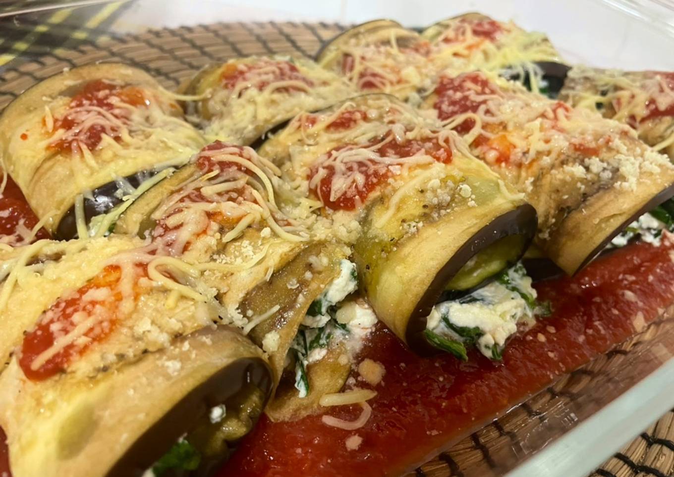 Rollitos de berenjena, queso ricotta, nueces y espinacas