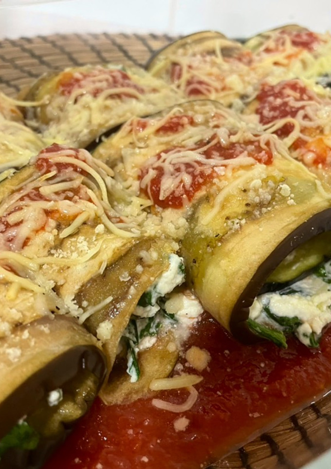 Una foto de Rollitos de berenjena, queso ricotta, nueces y espinacas