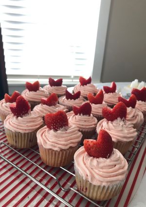 A picture of Strawberry cupcakes with strawberry buttercream.