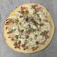 Pizza de jamón cocido con mozzarella y pistacho