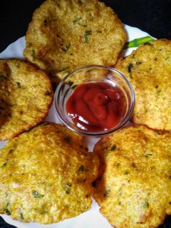 खिचडी मसाला पुरी (leftover food recipe) (khichdi masala puri recipe in marathi) रेसिपी चे मुख्य फोटो