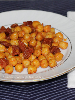 Una foto de Garbanzos fritos con chorizo