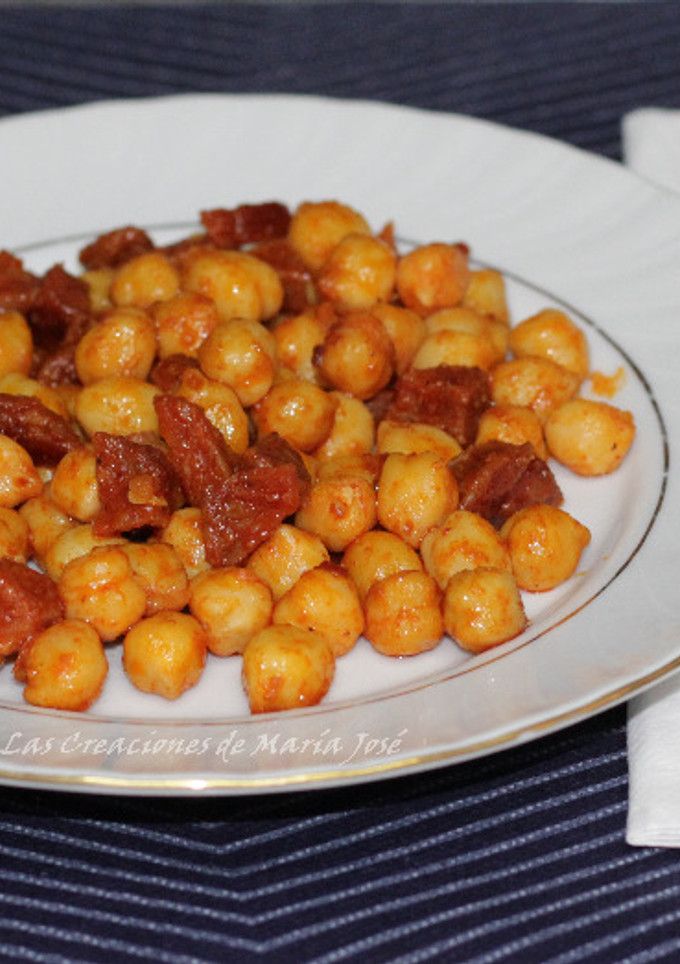 Una foto de Garbanzos fritos con chorizo