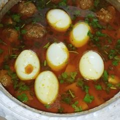 A picture of Mughlai koftay anday aloo ka salan.