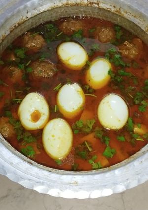 A picture of Mughlai koftay anday aloo ka salan.