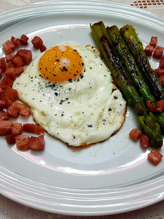 Una foto de Huevo a la plancha con espárragos y jamón