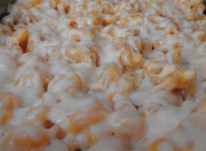 Una foto de Mac and cheese (Macarrones con queso)