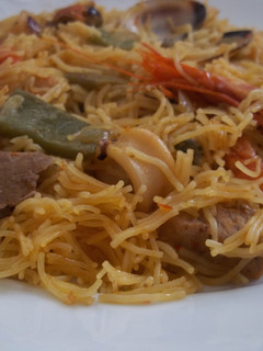 Una foto de Guiso de pescado y marisco con fideos finos