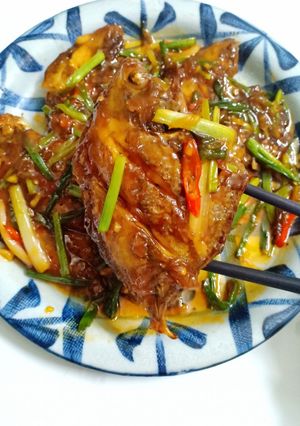 Hình của món Cá chim sốt me cay.