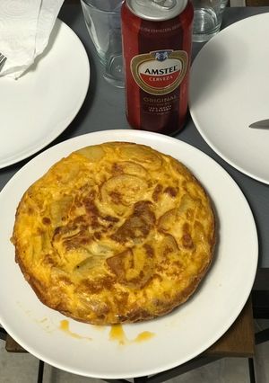 Una foto de Tortilla de papa con chorizo colorado 👌🏽