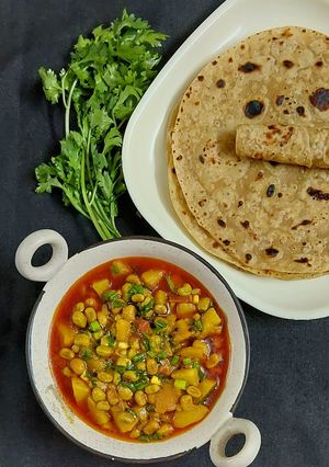 લીલા ચોળા ના બી અને બટાકા નું શાક રેસીપી મુખ્ય ફોટો