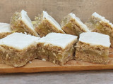 Cuadrados de manzana verde con canela y sable de nueces