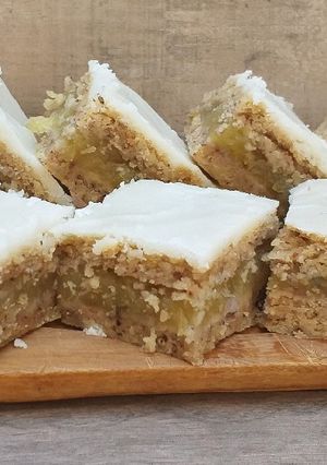 Una foto de Cuadrados de manzana verde con canela y sable de nueces
