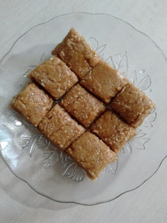 चिक्की (Chikki recipe in marathi) रेसिपी चे मुख्य फोटो