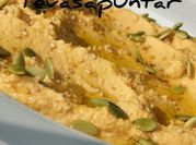 Una foto de hummus de zapallo